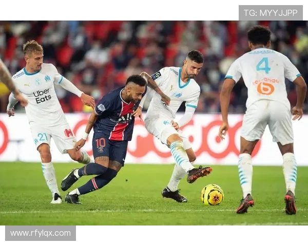 法甲防守球员个人表现评估与防线支柱推荐