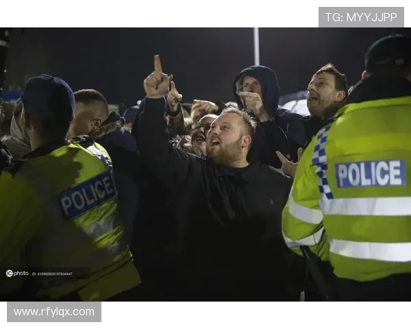 巴西比赛现场混乱球迷袭击对手球员引军警介入处理